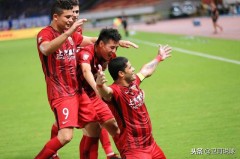 随着成都2-1,海港4-2,申花4-4平云南居榜首,中超积分榜更新如下